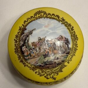 Vtg. Andrea by Sadek hinged round trinket box. 6” Diameter.